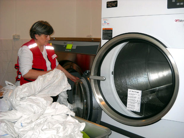 ЦРВЕНИ КРСТ У СОМБОРУ: Пеглају веш за маме